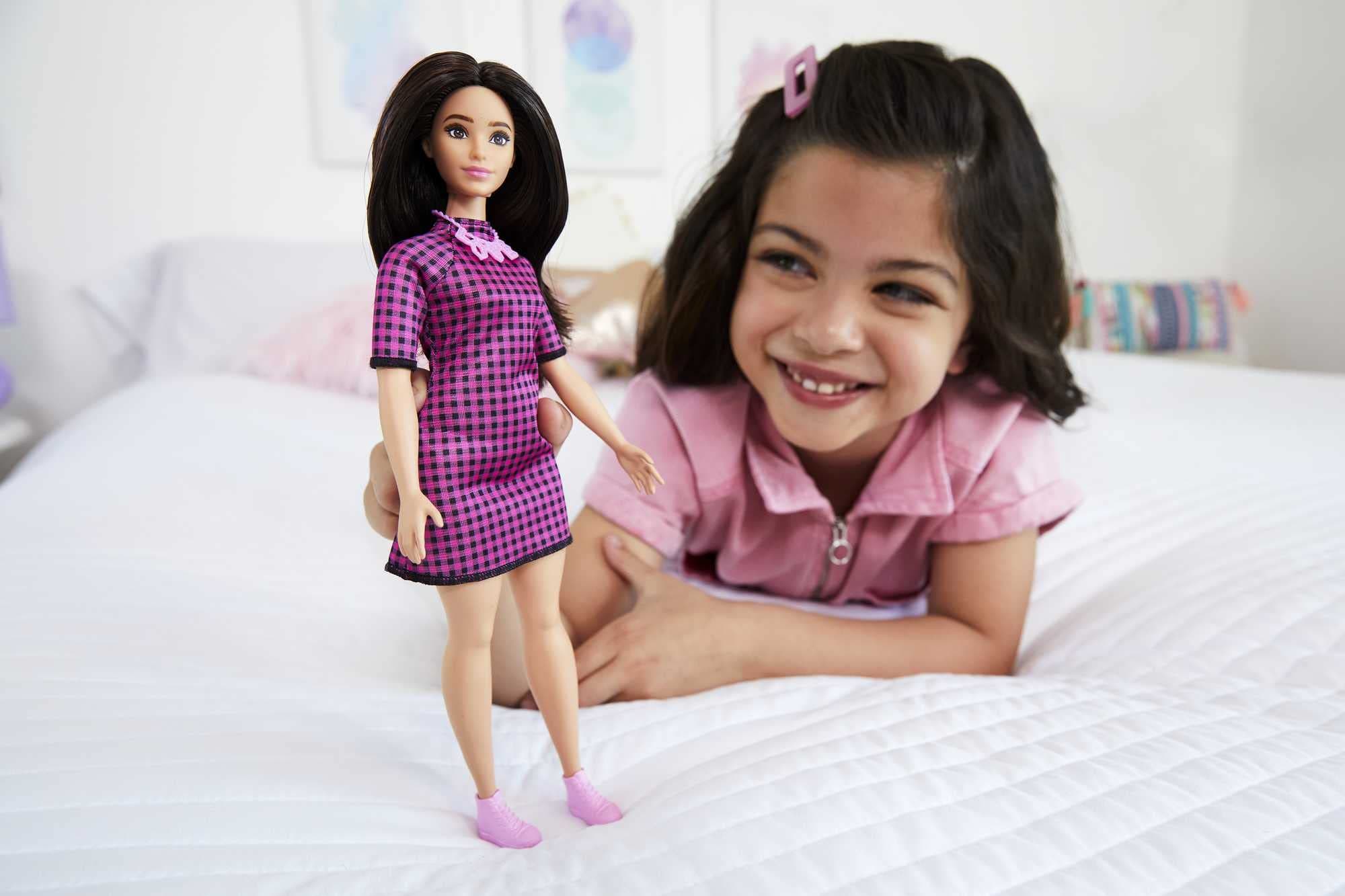 Barbie Fashionistas lelle ar brūniem matiem un svārku kleitu